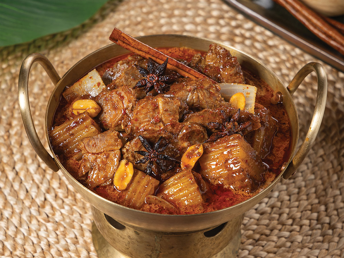 มัสมั่นเนื้อBeef in Mussaman Curry with Potatoes and Peanuts