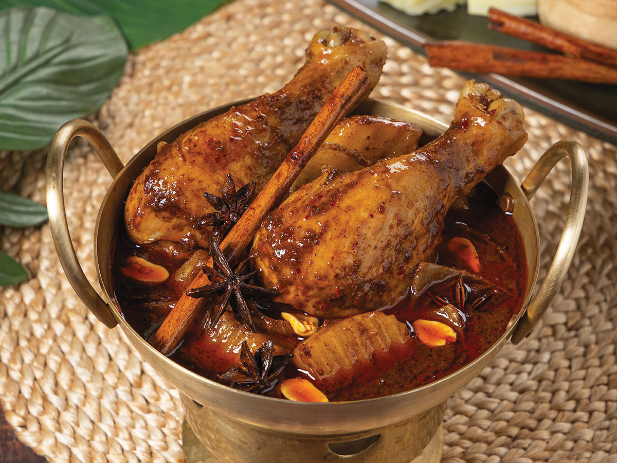 มัสมั่นไก่Chicken in Mussaman Curry with Potatoes and Peanuts