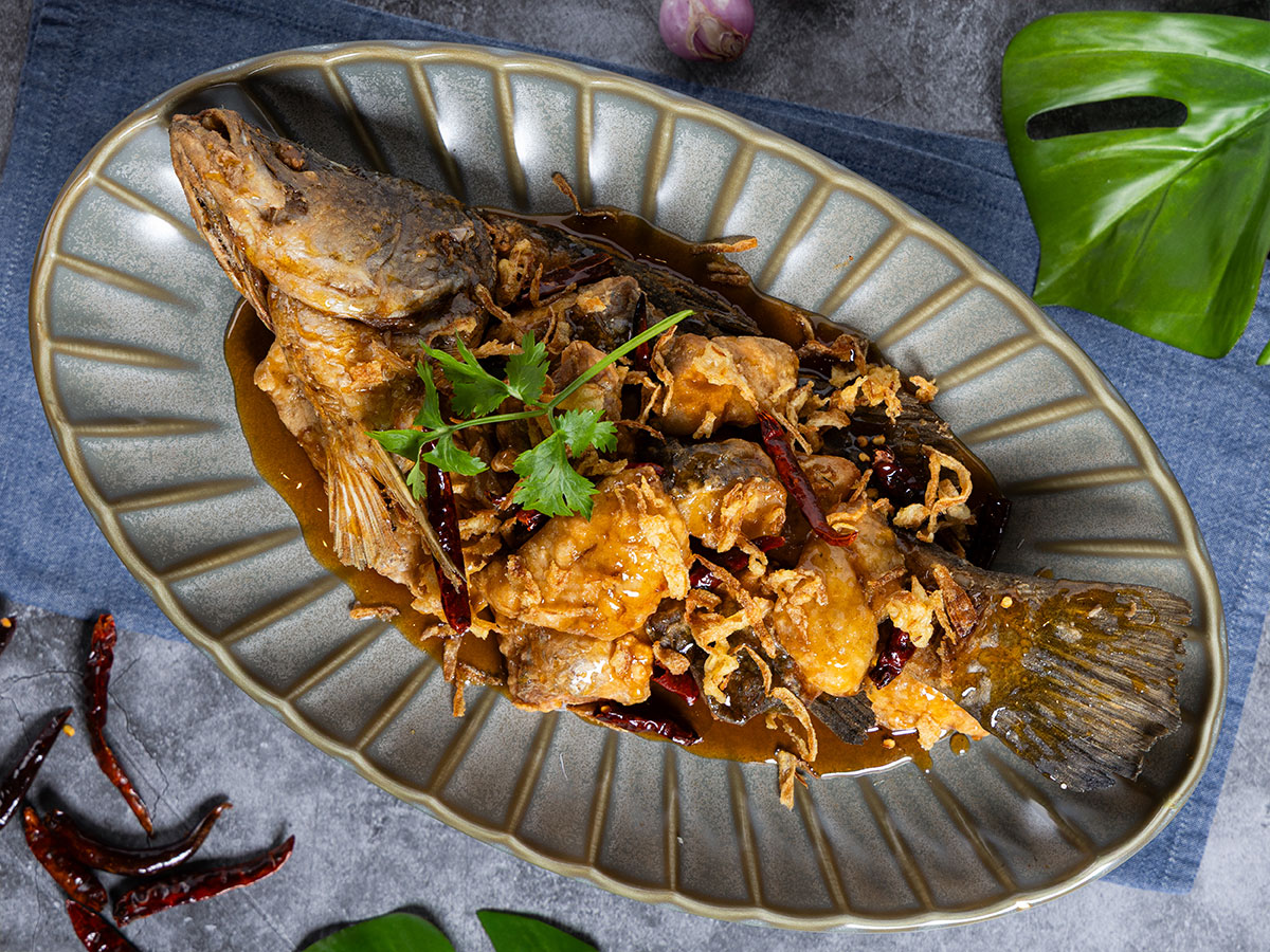 ปลากะพงทอดราดซอสมะขามDeep-fried Sea Bass with Tamarind Sauce