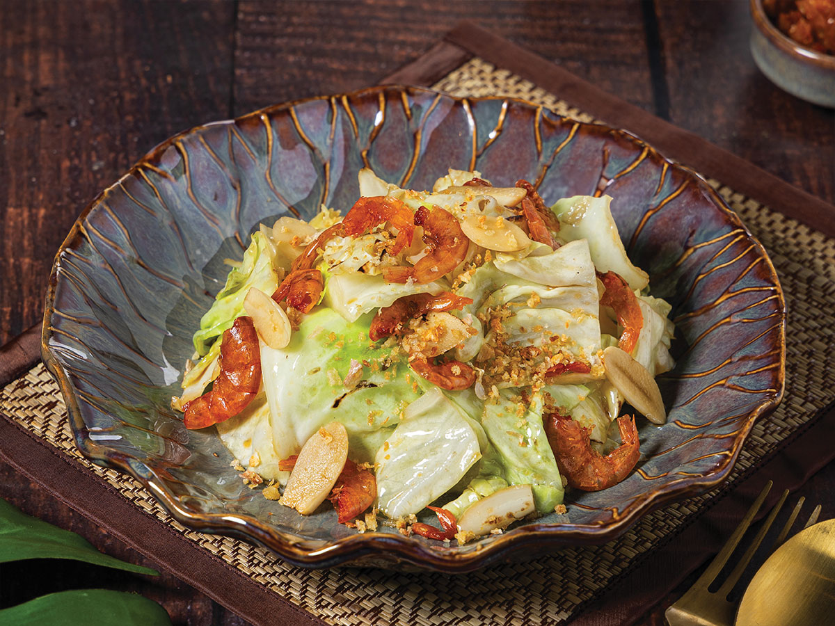 กะหล่ำปลีผัดน้ำปลากุ้งเสียบStri-fried Cabbage with Fish Sauce and Large Dried Shrimp