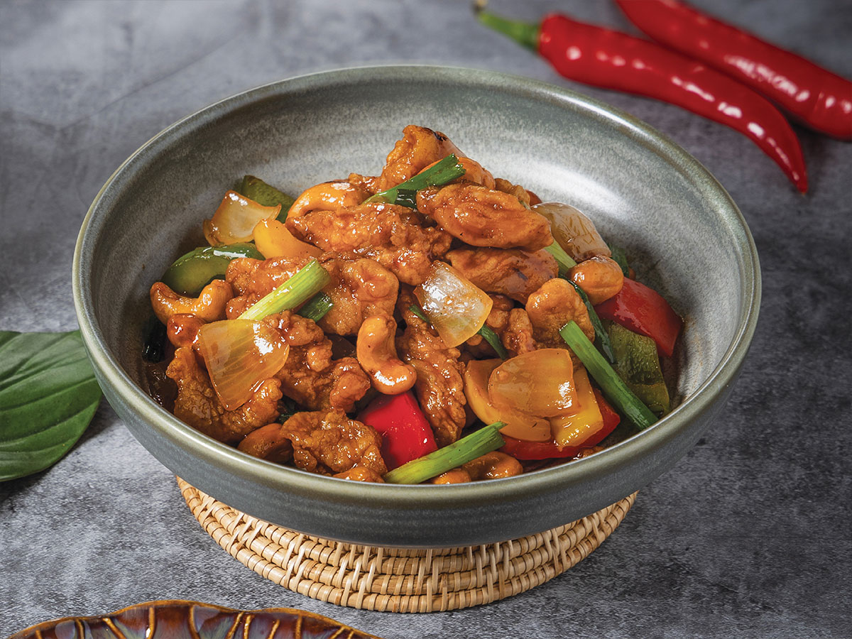 ไก่ผัดเม็ดมะม่วงหิมพานต์Stri-fried Chicken with Cashew Nuts and Dried Chili