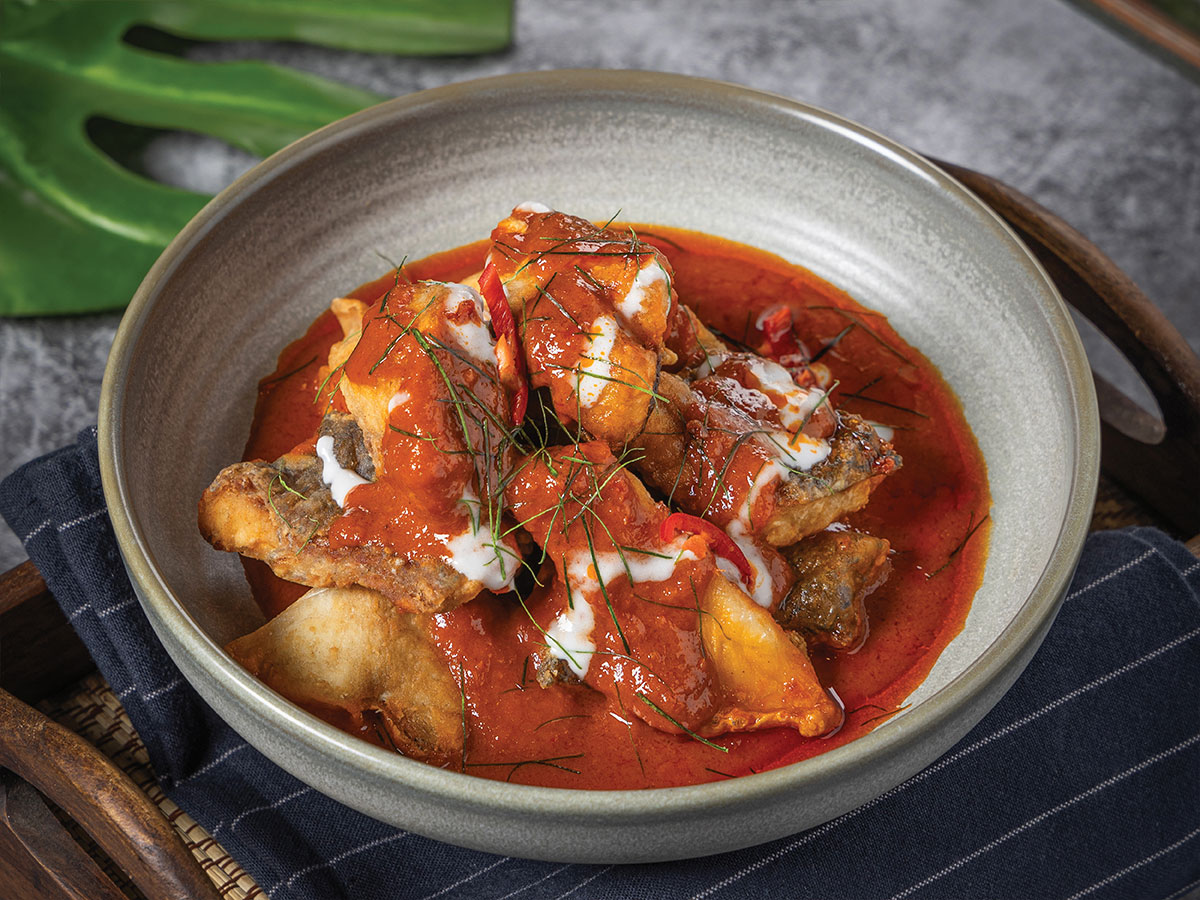 ฉู่ฉี่เนื้อปลากะพงทอดFried Sea Bass Fillet with Red Thick Curry Sauce