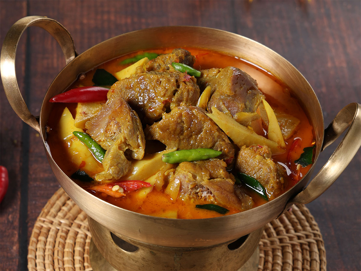 แกงระแวงเนื้อTraditional Thai Beef Curry with Turmeric and Lemongrass
