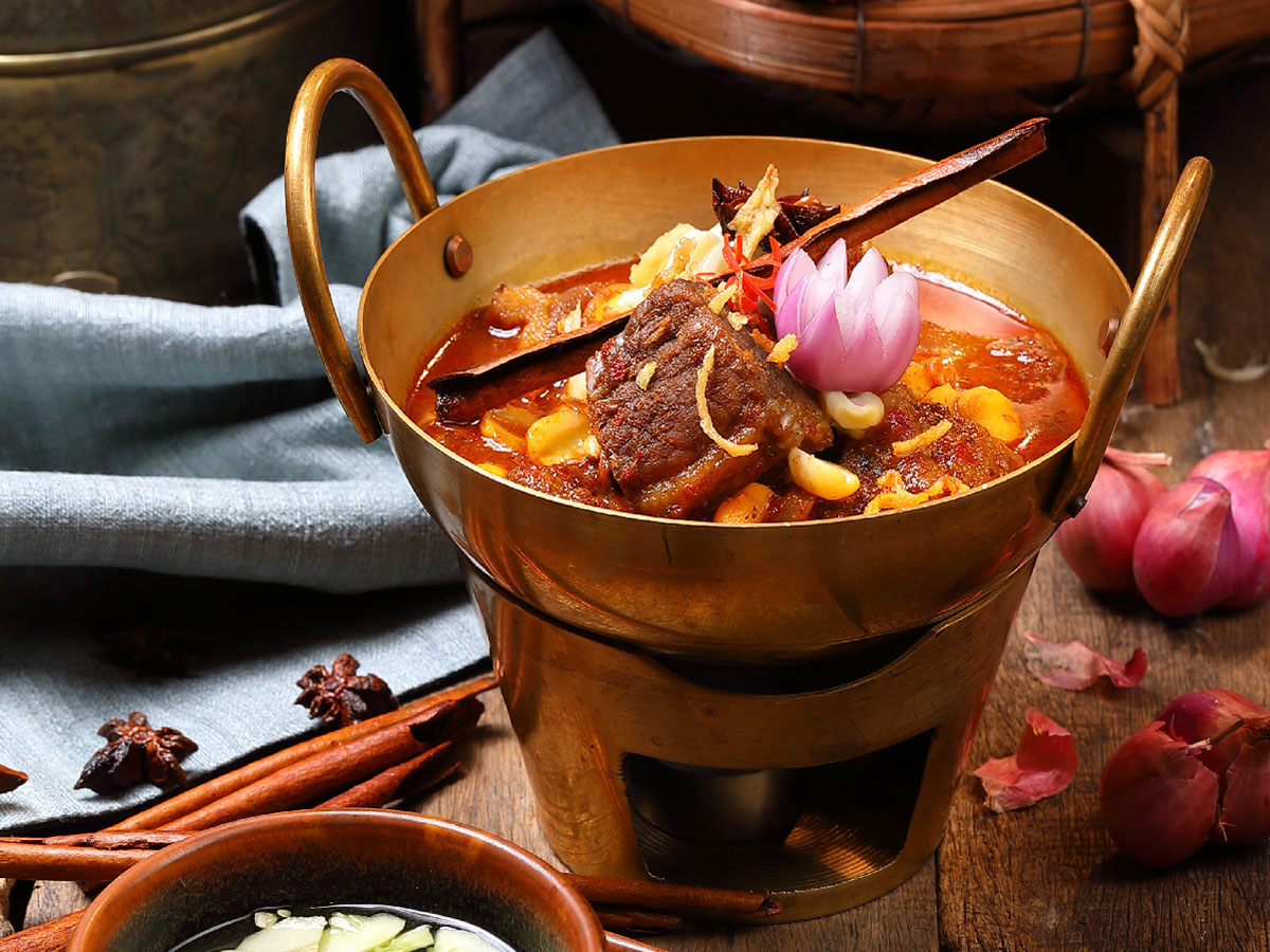 แกงมัสมั่นเนื้อใส่เม็ดบัวBeef Massaman Curry with Sweet Potatoes and Lotus Seeds