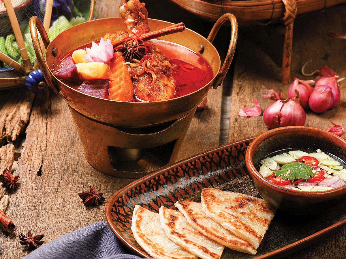 แกงมัสมั่นไก่มันสามสีChicken Massaman Curry with Three Sweet Potatoes