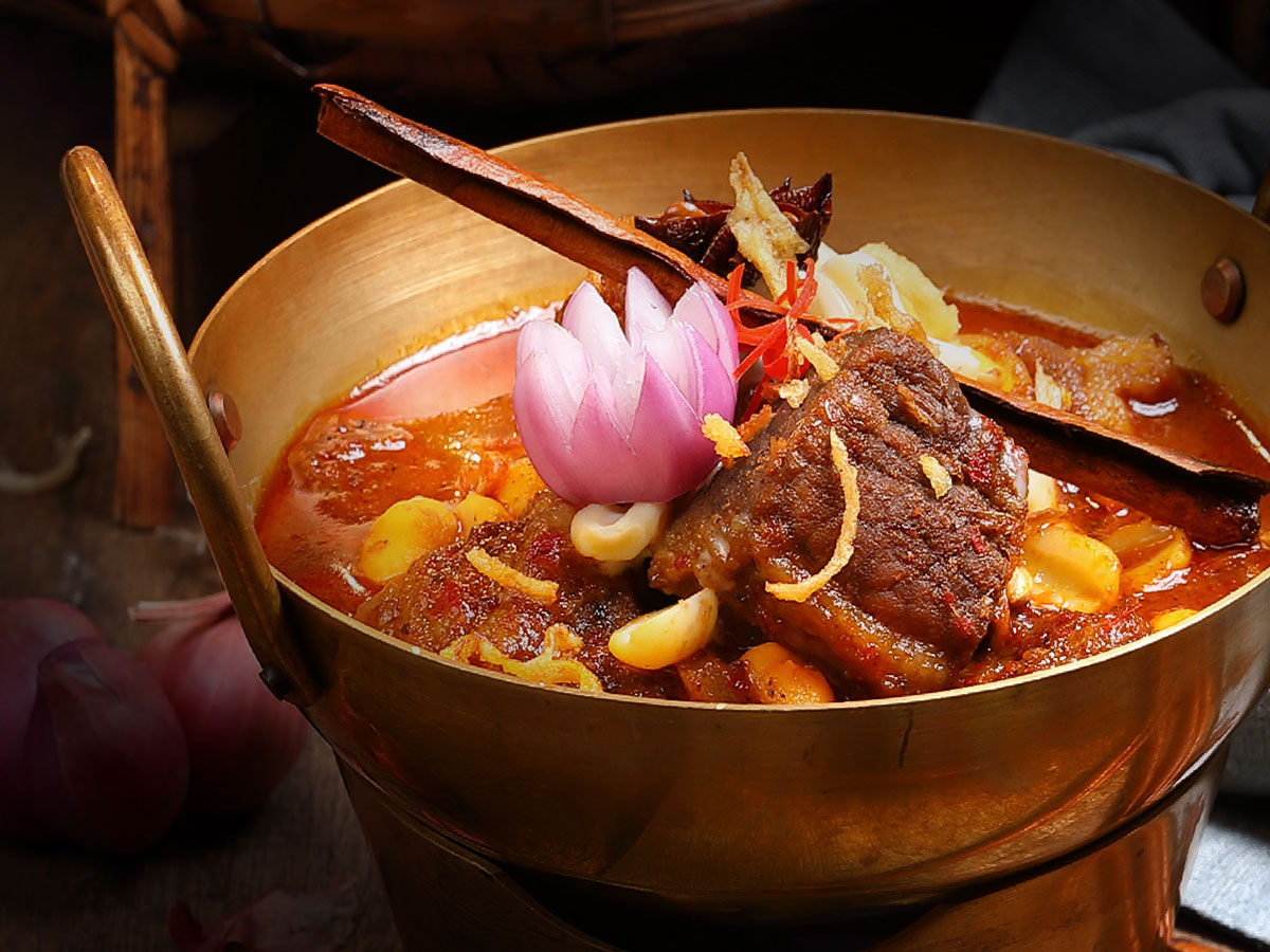 แกงมัสมั่นเนื้อวากิวใส่เม็ดบัวWagyu Beef Massaman Curry with Sweet Potatoes and Lotus Seeds