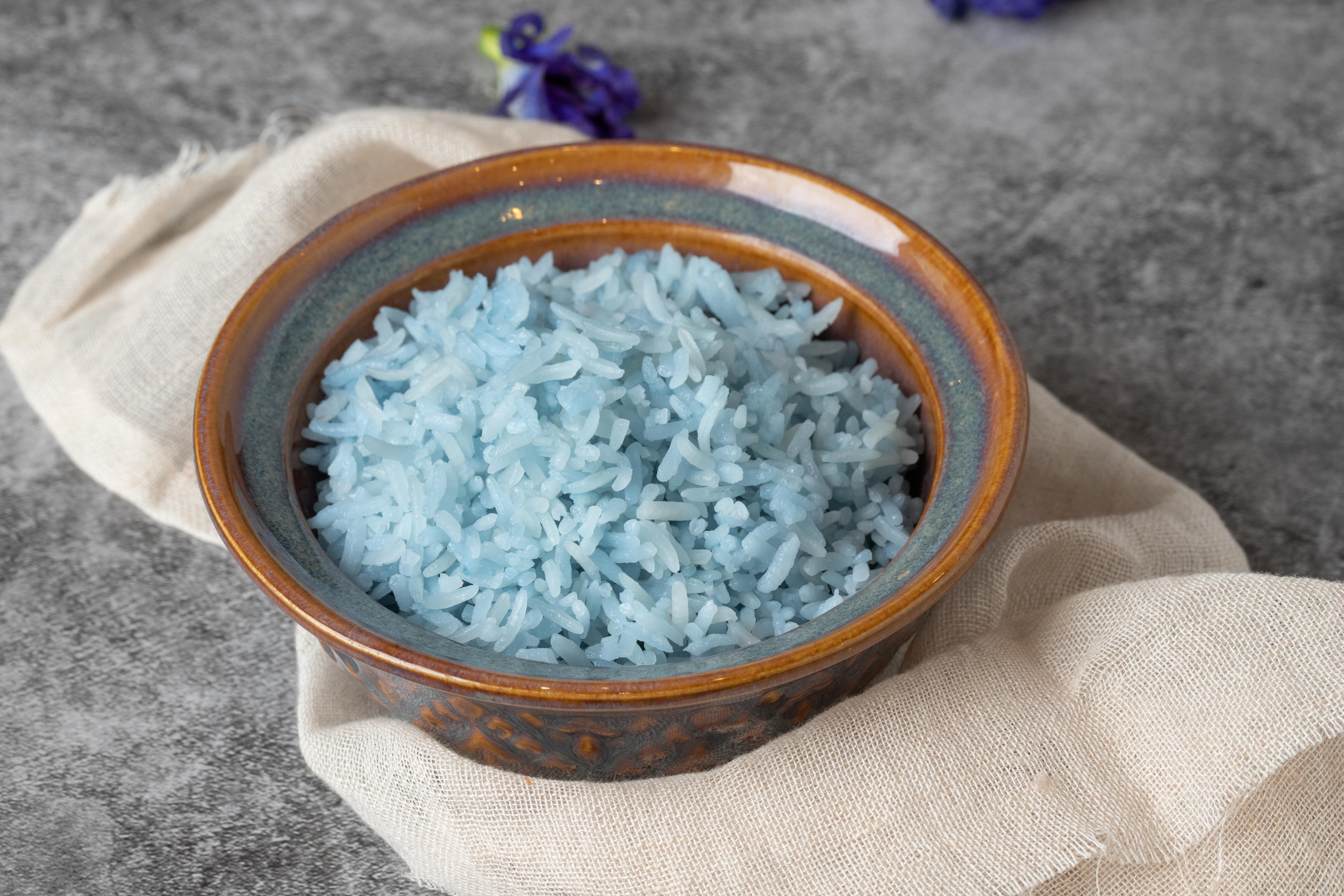 ข้าวสีครามSteamed Jasmine Rice with Butterfly Pea Flowers