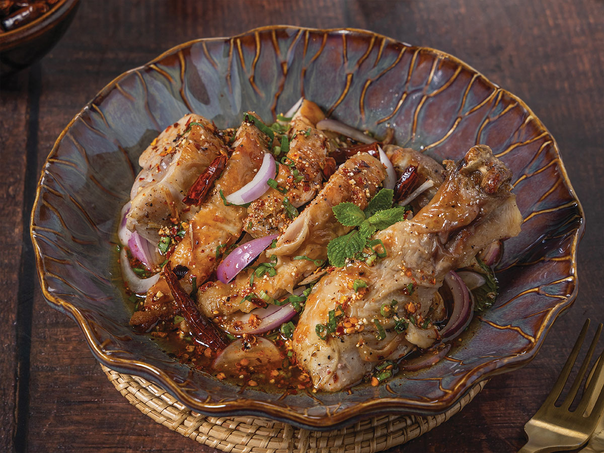 น้ำตกไก่ย่างSpicy Grilled Chicken Salad