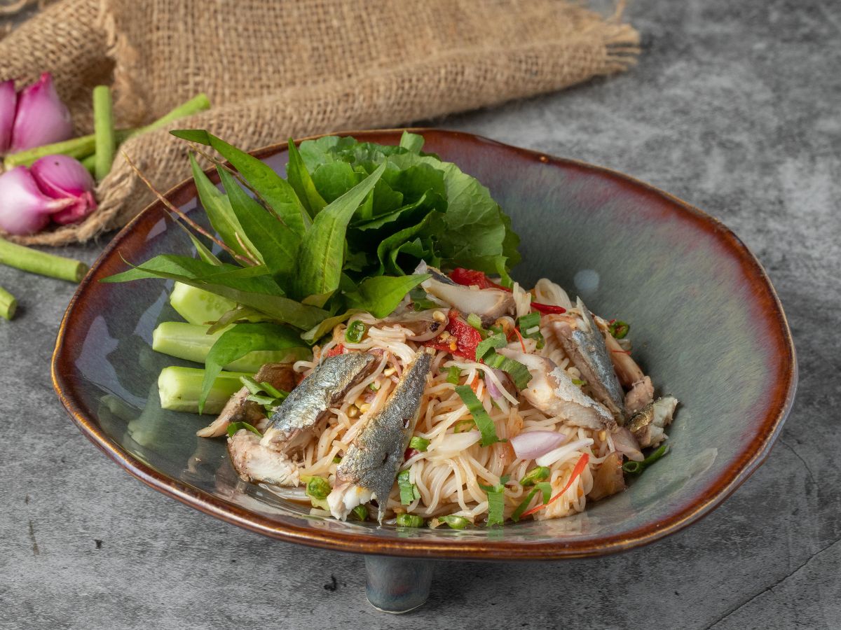 ยำขนมจีนโบราณปลาตกไหYum Kanom Jeen Boran